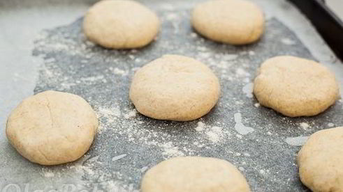 куриный бургер с булочками из трех видов муки