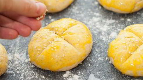 куриный бургер с булочками из трех видов муки