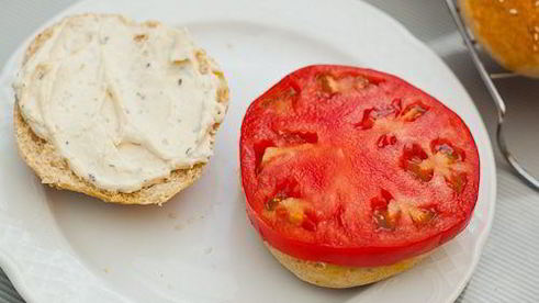 куриный бургер с булочками из трех видов муки