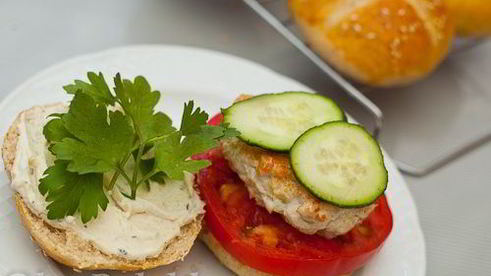 куриный бургер с булочками из трех видов муки