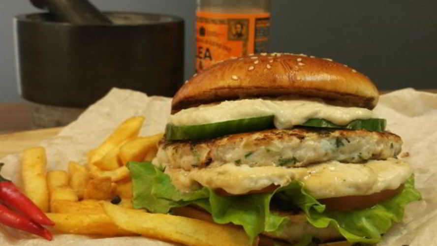 Рецепт куриного бургера с соусом блю-чиз