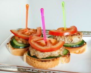 Мини-бургеры из курицы с соусом айоли