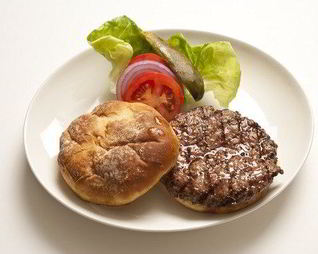 Подкопченые гамбургеры с сыром и беконом на гриле