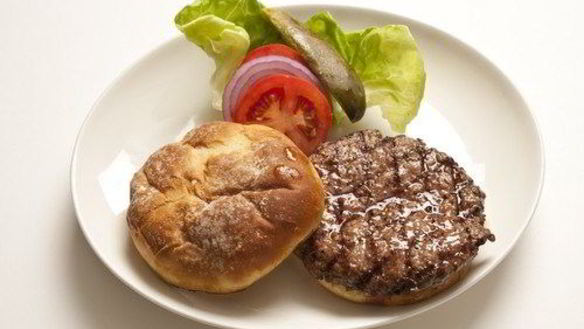 Рецепт Подкопченых гамбургеров с сыром и беконом на гриле