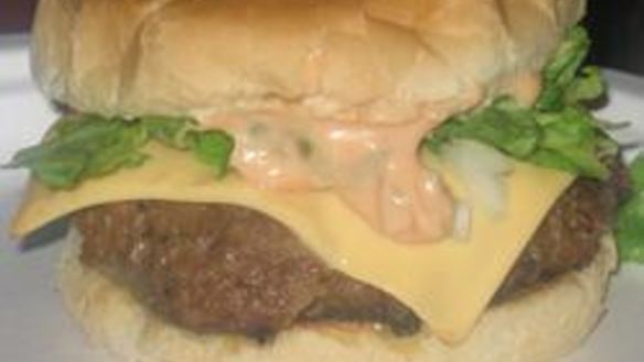 Рецепт Вкусного гамбургера с хреном и аджикой