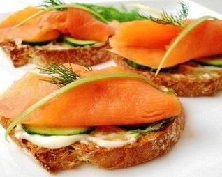 Аппетитные бутерброды с соленой семгой