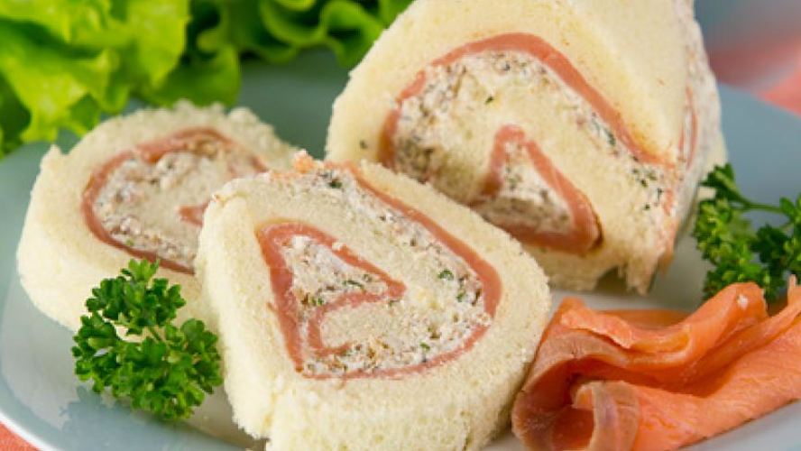 Рецепт бутерброда-рулета с семгой и творожно-сырной смесью