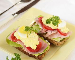 Бутерброд с ветчиной и яичным салатом