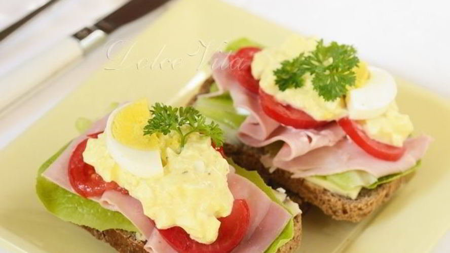Рецепт бутерброда с ветчиной и яичным салатом