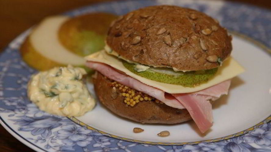 Рецепт бутерброда с ветчиной, сыром и грушей