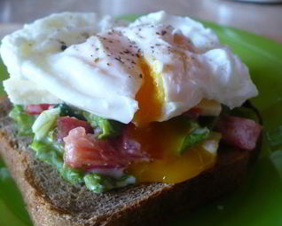 Бутерброд с яйцом пашот и овощами