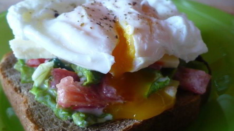 Рецепт бутерброда с яйцом пашот и овощами