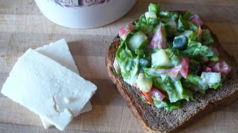 бутерброд с яйцом пашот и овощами