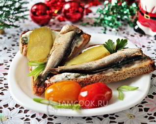 Бутерброд со шпротами и соленым огурцом