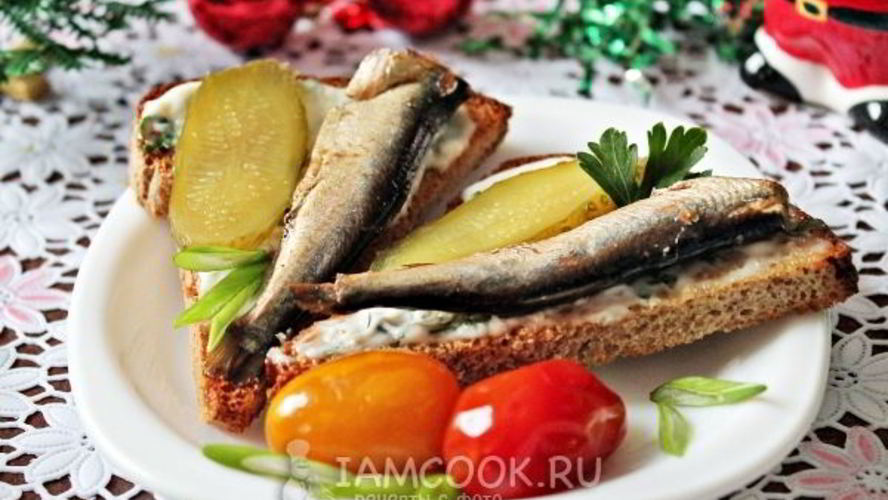 Рецепт бутерброда со шпротами и соленым огурцом