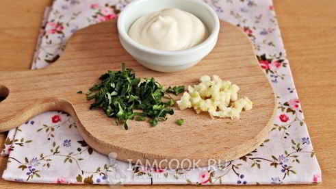 бутерброд со шпротами и соленым огурцом