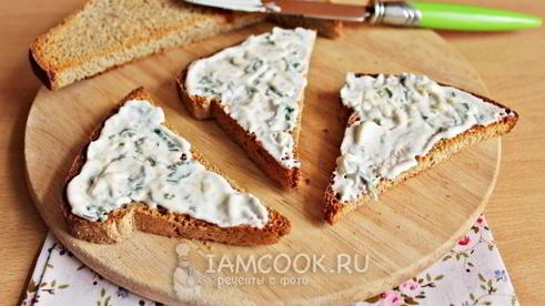 бутерброд со шпротами и соленым огурцом