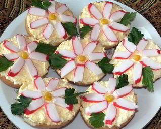 Бутерброды Крабовые цветы с сыром
