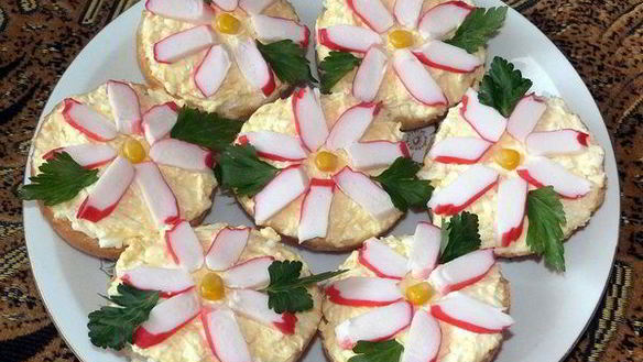 Рецепт Бутербродов Крабовых цветы с сыром