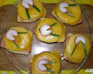 Бутерброды с ананасами и ветчиной