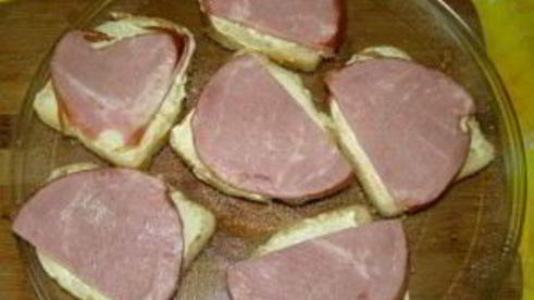 бутерброды с ананасами и ветчиной