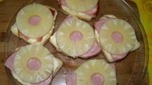 бутерброды с ананасами и ветчиной