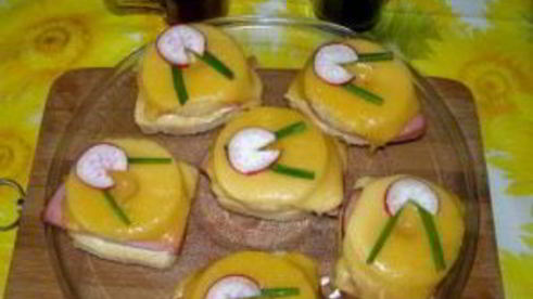 бутерброды с ананасами и ветчиной