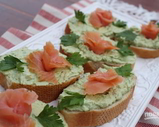 Бутерброды с авокадо и лососем