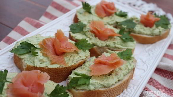Рецепт Бутербродов с авокадо и лососем