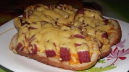 бутерброды с колбасой жареные