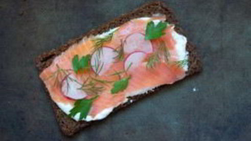 бутерброды с копченым лососем