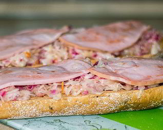 Бутерброды с квашеной капустой и колбасой