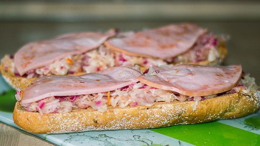 Рецепт бутербродов с квашеной капустой и колбасой