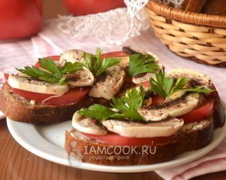 Бутерброды с помидорами и сырыми шампиньонами