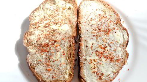 бутерброды с помидорами и сырыми шампиньонами