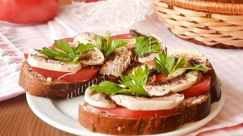 бутерброды с помидорами и сырыми шампиньонами