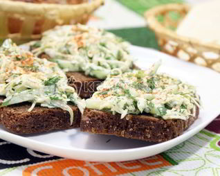 Бутерброды с салатом