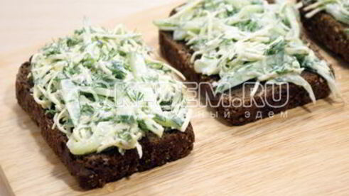 бутерброды с салатом