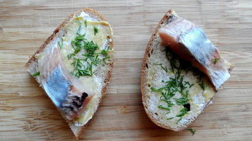 бутерброды с селедкой