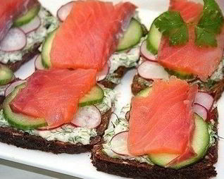Бутерброды с семгой и редисом