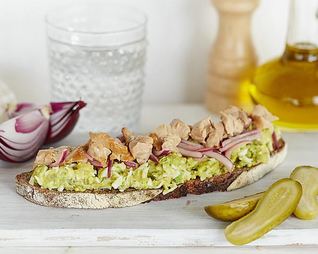 Бутерброды с яйцами, печенью трески и авокадо