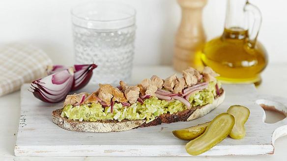 Рецепт Бутербродов с яйцами, печенью трески и авокадо