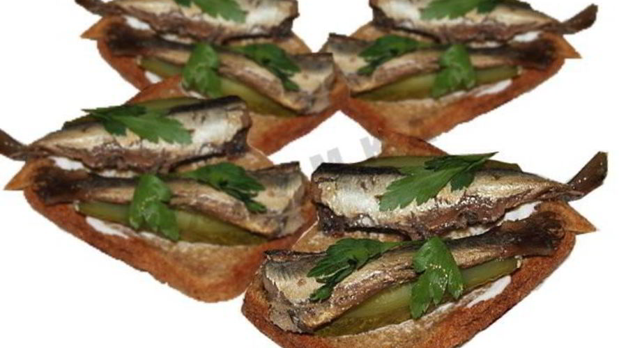 Рецепт бутербродов со шпротами и соленым огурцом