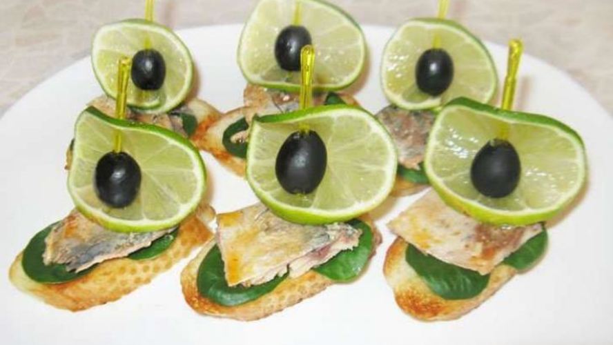 Рецепт бутербродов со скумбрией лодочки