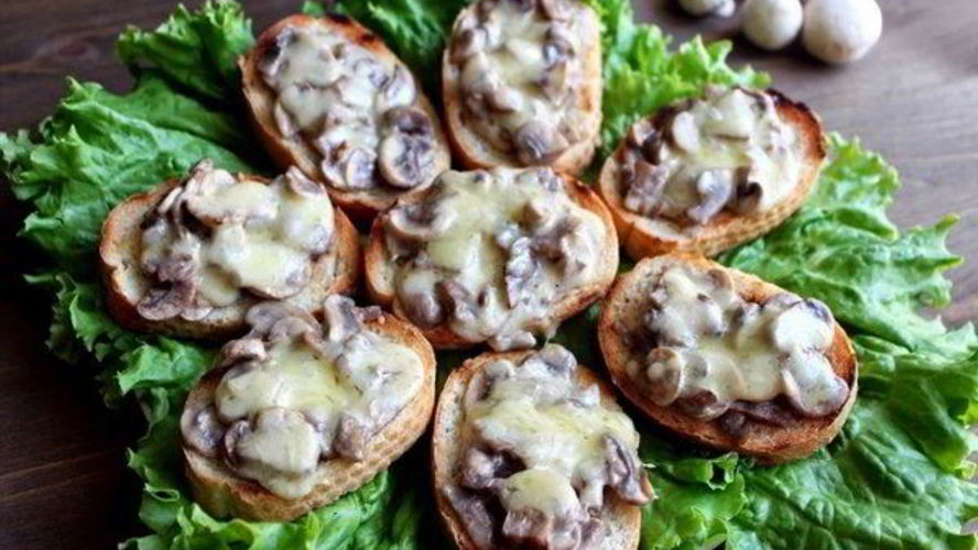 Рецепт быстрых горячих бутербродов с грибами и сыром