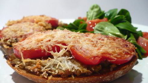 горячие бутерброды с баклажаново-кунжутной икрой и томатами