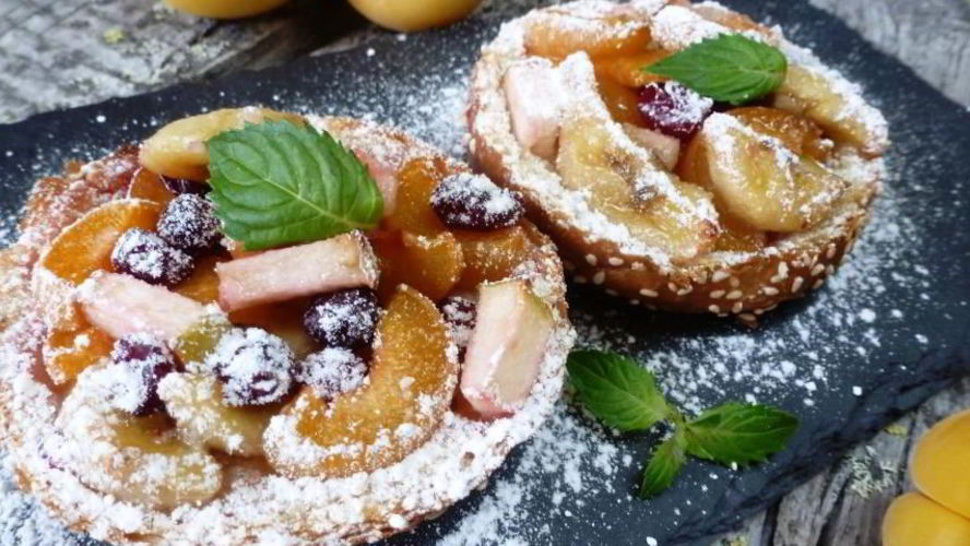 Рецепт горячих бутербродов с фруктами и ягодами