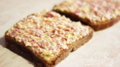 горячие бутерброды с колбасой и сыром