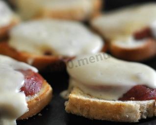 Горячие бутерброды с сосиской и сыром