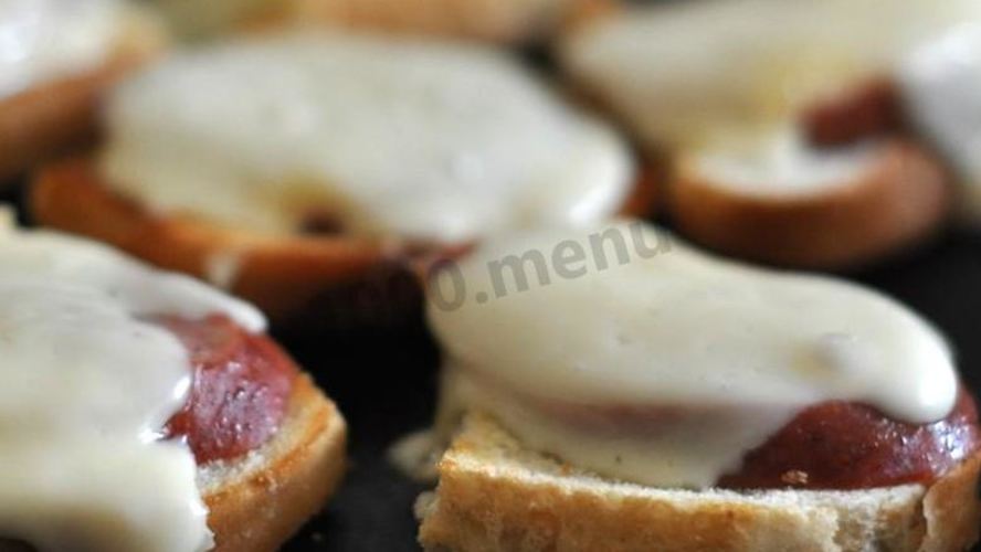 Рецепт горячих бутербродов с сосиской и сыром